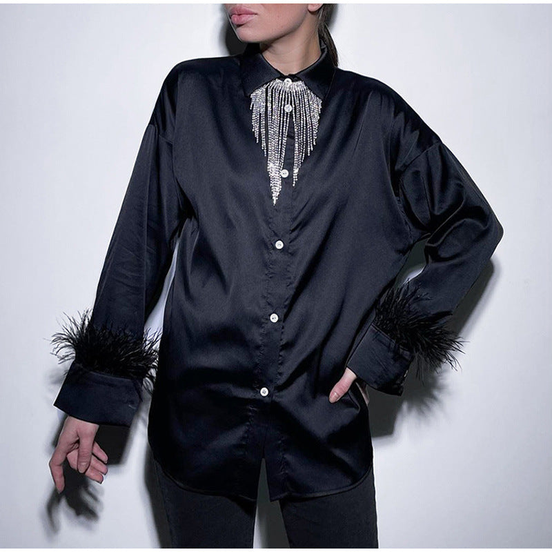 Damebluse med farverige fjer og elegant snit Skovae