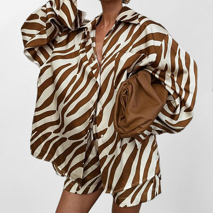 Kvinders oversized skjorte med zebrastriber og korte ærmer Stilla