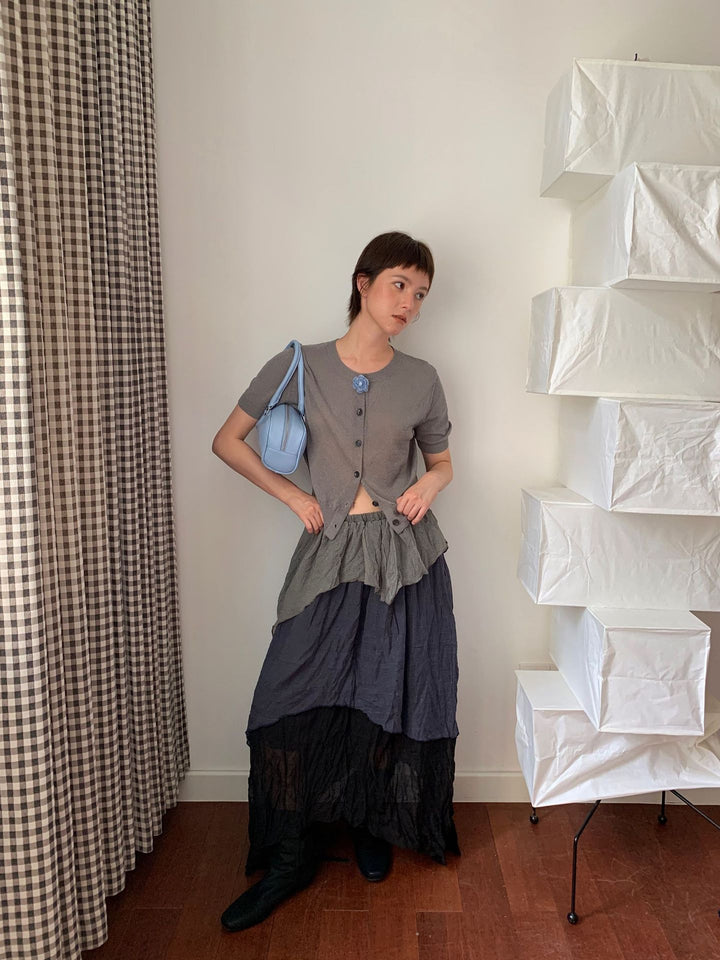 Dame skjorte med dekorative knapdetaljer og moderigtigt layering Stilla
