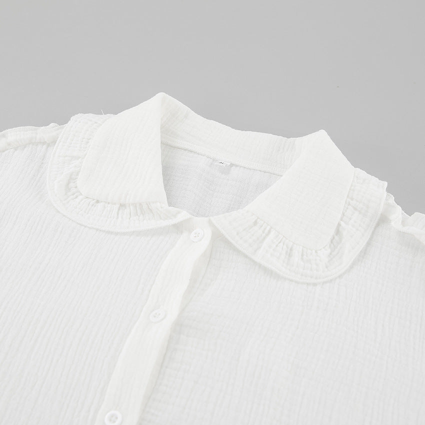Damebluse med voluminøse flæsedetaljer og klassisk ståkrave Stilla