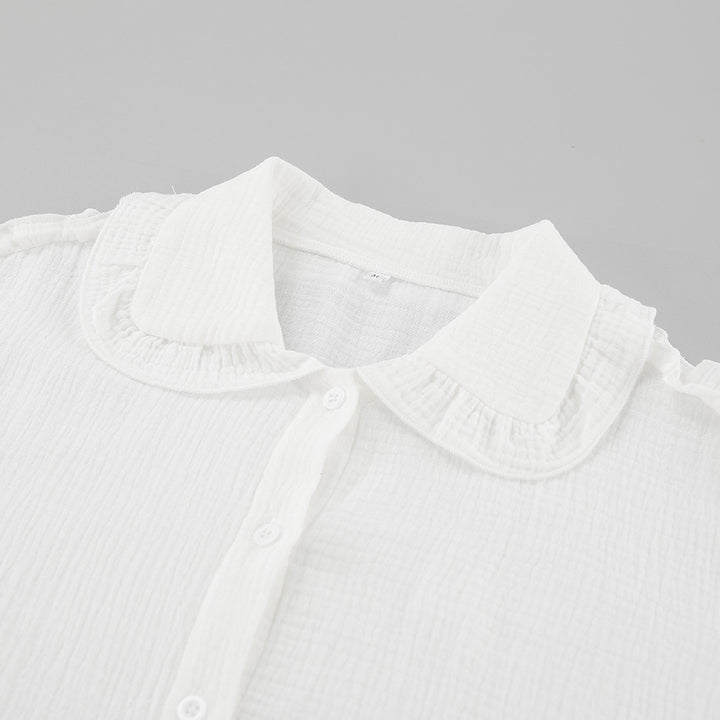 Damebluse med voluminøse flæsedetaljer og klassisk ståkrave Stilla