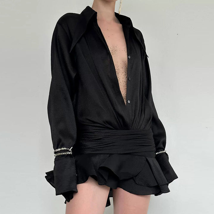 Damebluse med voluminøs flæsekant og elegant ståkrave Stilla
