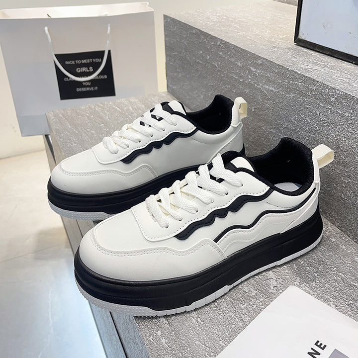 Dame Plateau-Sneakers i moderne design med stitched overfladestruktur og støddæmpende sål Stilla