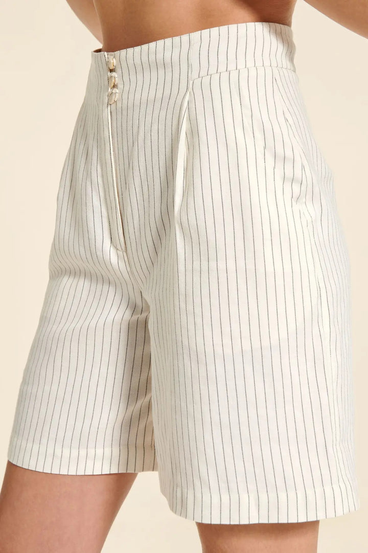 Dame høj talje shorts med fine nålestriber og elegant knaplukning Stilla
