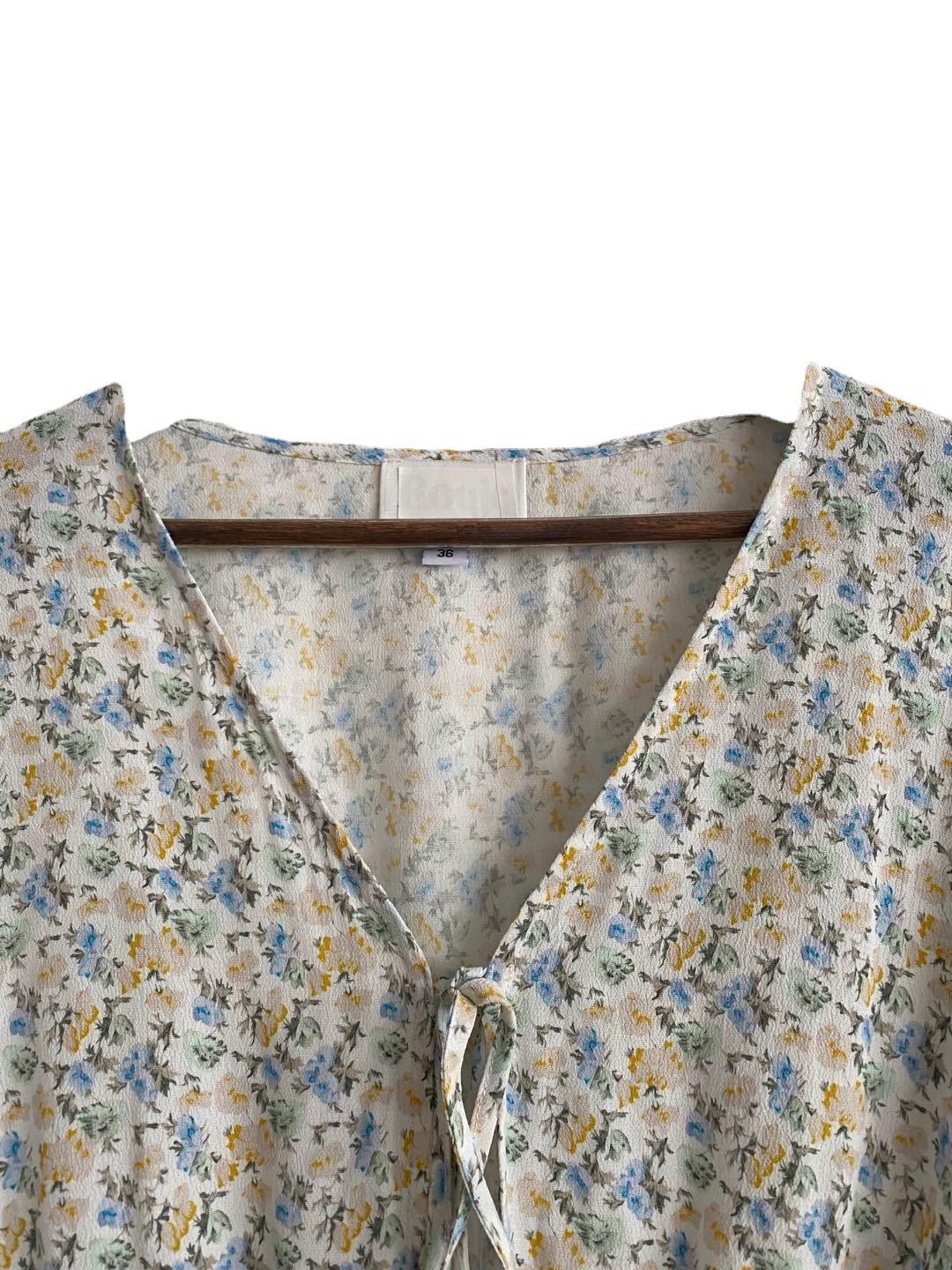 Dame luftig bluse med blomstret design og justerbar snor detalje Stilla