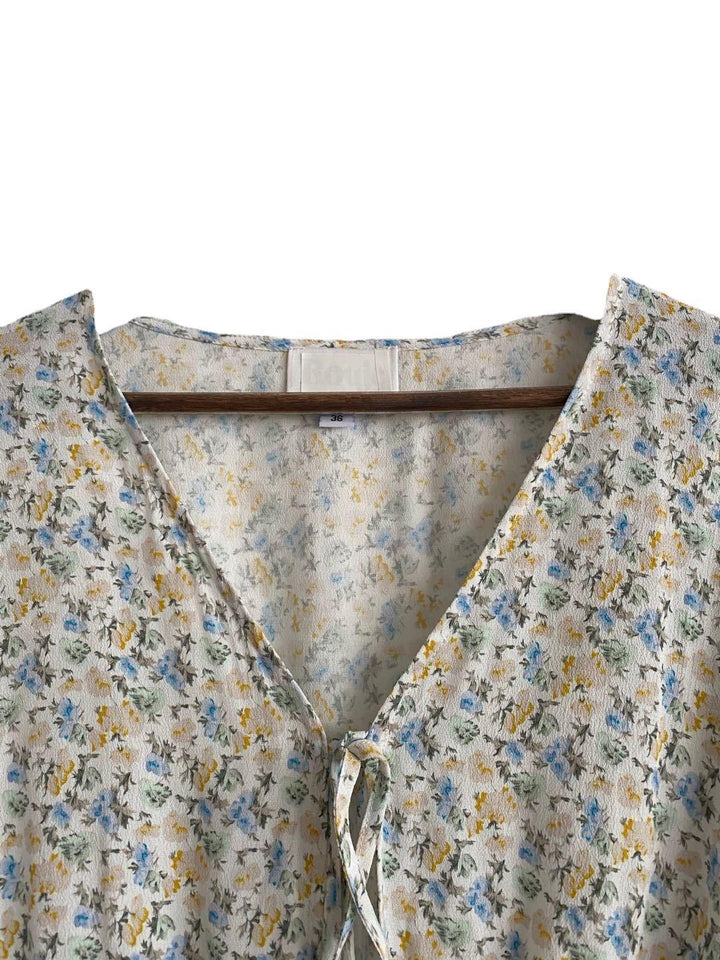 Dame luftig bluse med blomstret design og justerbar snor detalje Stilla