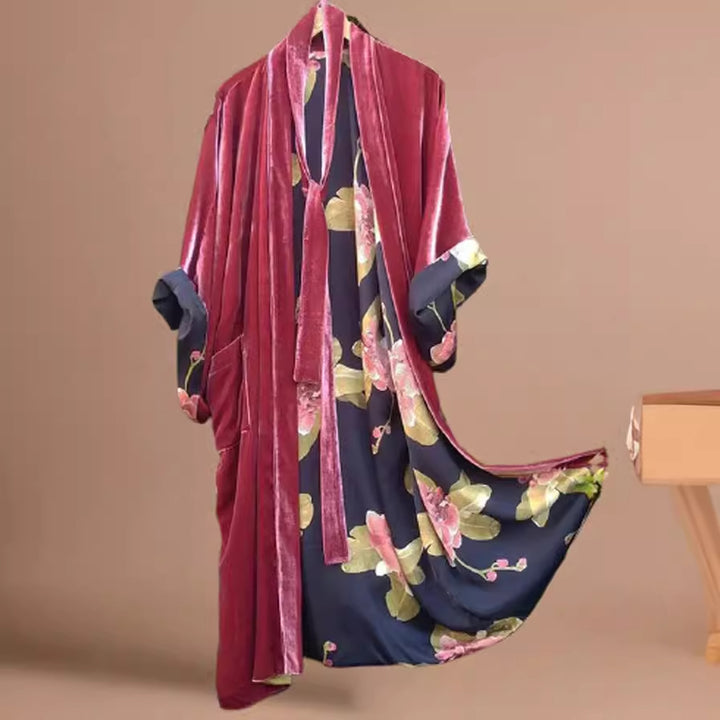 Kvinders luksuriøse kimono med blomstermotiv og silkefoer Skovae