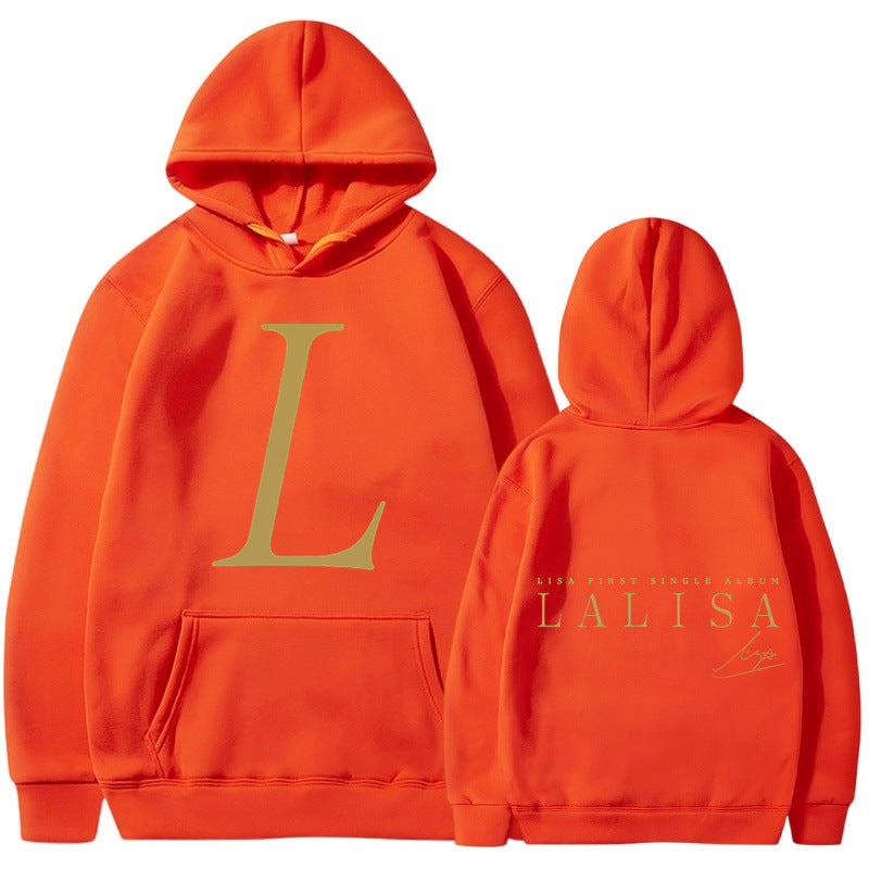 Kvindernes hoodie med stilfuldt initialer print og generøs kængurulomme Skovae