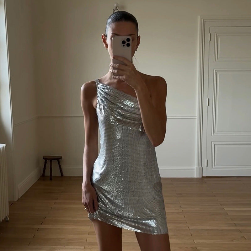 Dame skinnende Mini-kjole med asymmetrisk stropper og elegant draperingsdetalje Skovae