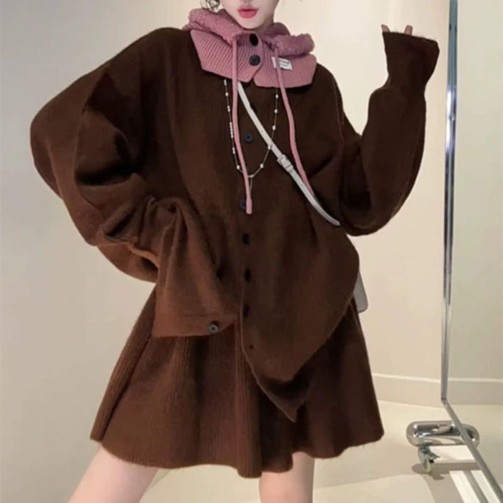 Kvinders strik sæt med kontrasterende sweaterlag og elegant knappeliste Stilla