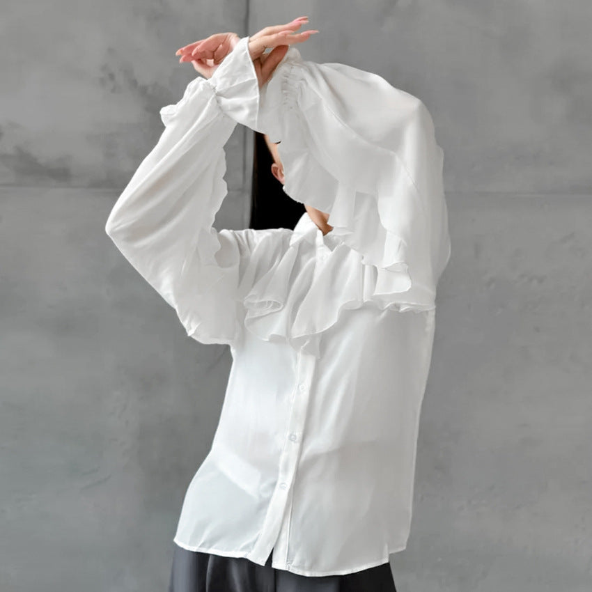 Damebluse med flæsedetaljer og elegante accenter Stilla