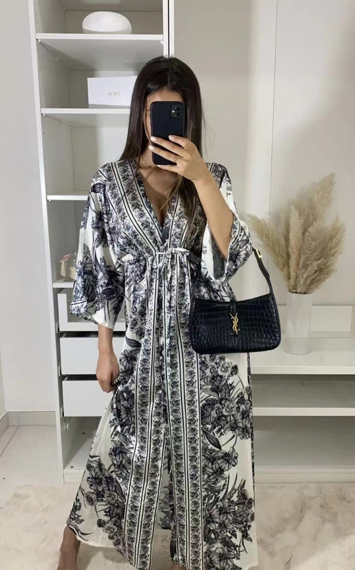 Dame let kaftan med kunstnerisk blomsterdesign og elegante detaljer Stilla