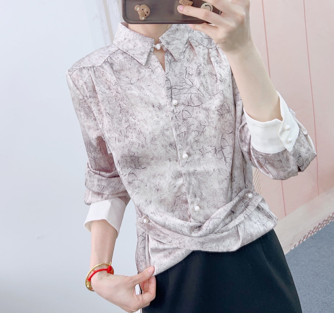 Damebluse med kunstnerisk mønster og elegante detaljer Stilla