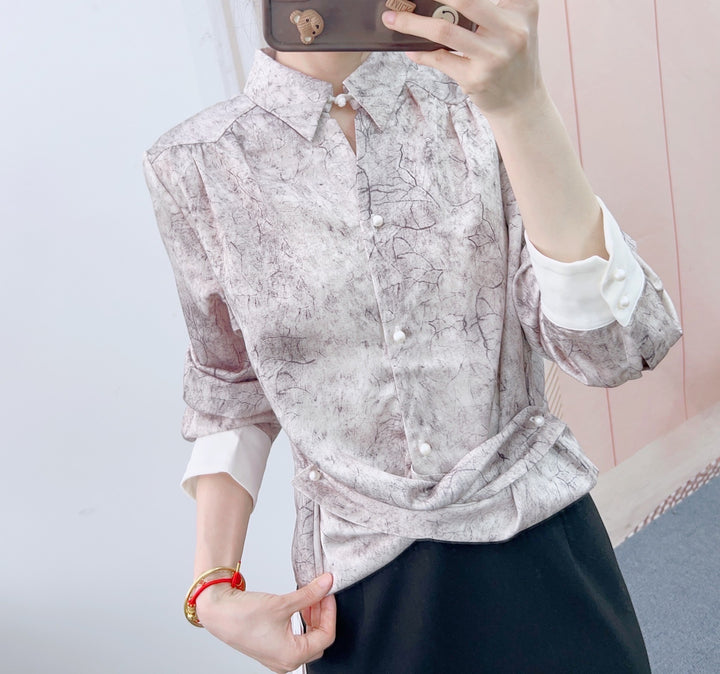 Damebluse med kunstnerisk mønster og elegante detaljer Stilla