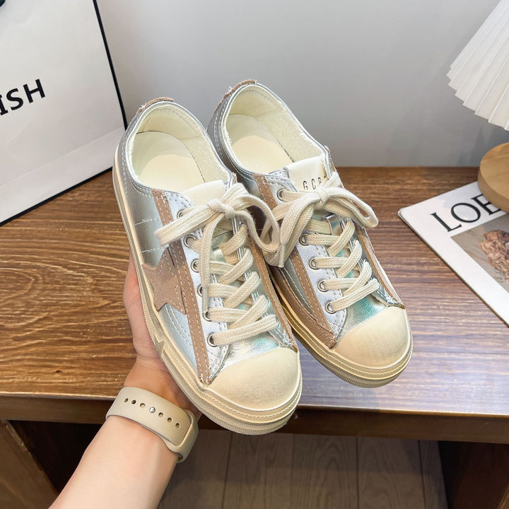 Dame mode sneakers med glitrende metallic-overflade og alsidigt design Stilla