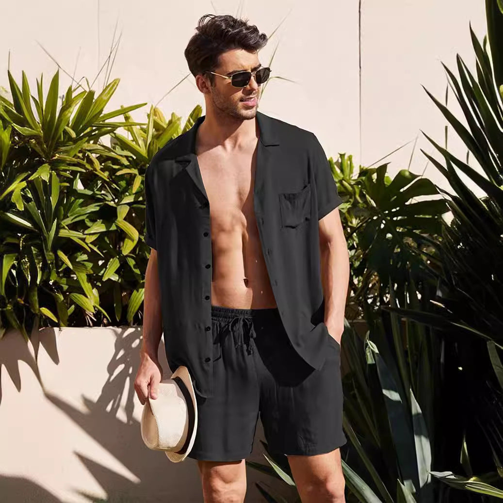 Herrer to-delt sommer-fritidsensemble med åbent reversskjorte og elastiske shorts Skovae