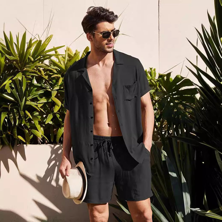 Herrer to-delt sommer-fritidsensemble med åbent reversskjorte og elastiske shorts Skovae