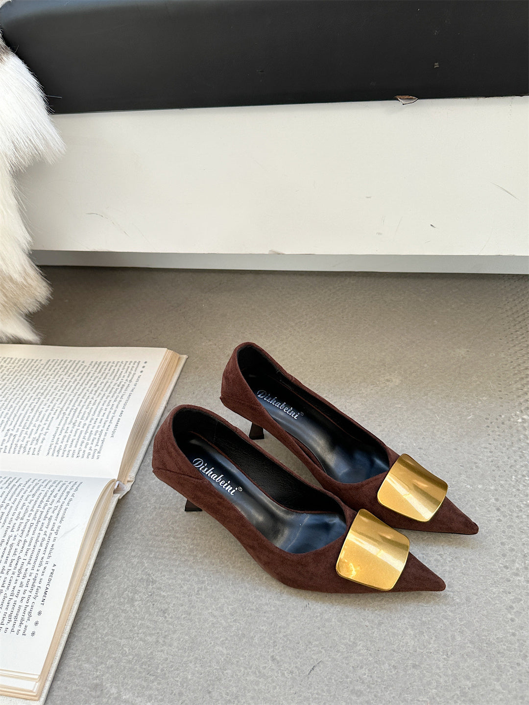 Dame spidse pumps med glamorøs guldaccent og elegant hæl Stilla