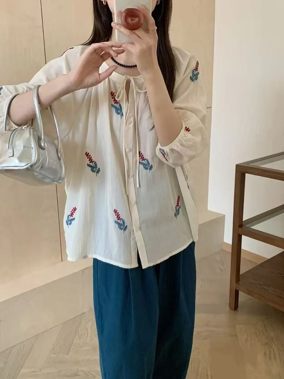 Dame Broderet Bluse med Knude Slips og Ballonærmer Stilla