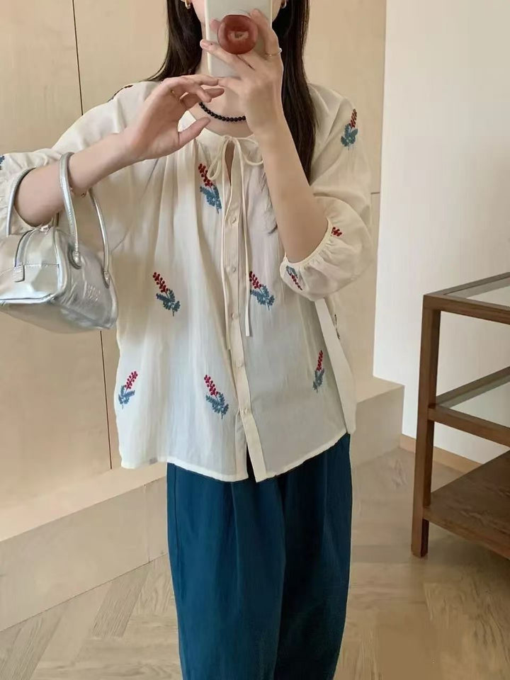 Dame Broderet Bluse med Knude Slips og Ballonærmer Stilla