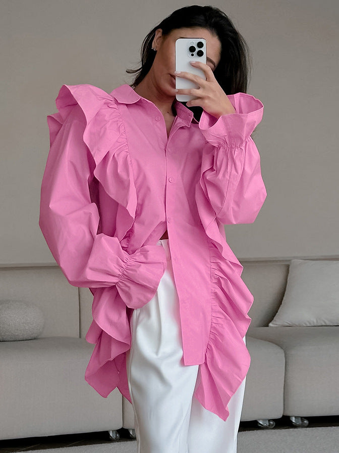 Damebluse med voluminøse rufflesdetaljer og elegante pufærmer Stilla