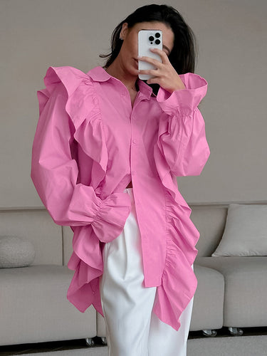 Damebluse med voluminøse rufflesdetaljer og elegante pufærmer Stilla