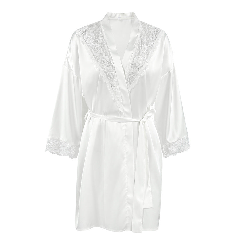 Dame satin morgenkåbe med elegante spidsdetaljer Stilla