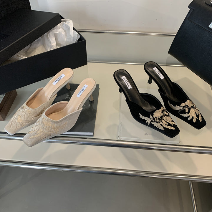 Dame mules med blomsterstikdesign og elegant spidse lukning Stilla
