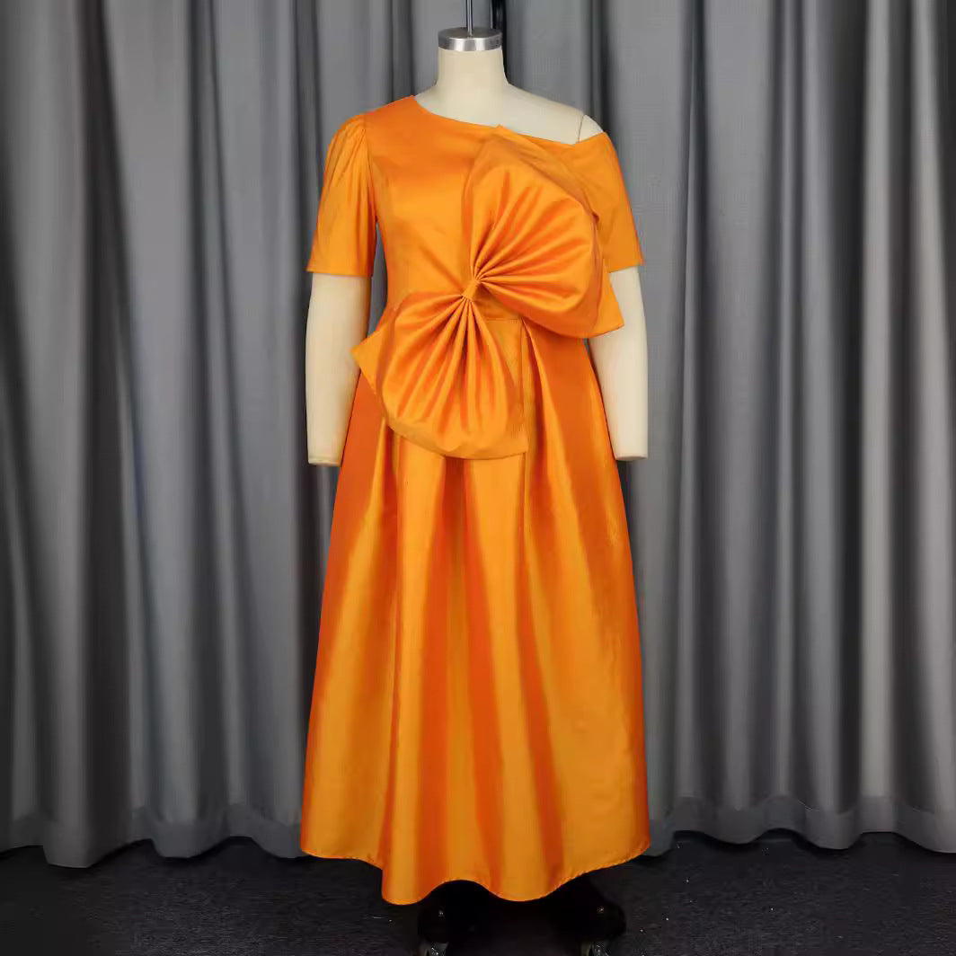 Dame festkjole med asymmetrisk udskæring og voluminøst draperingselement Skovae
