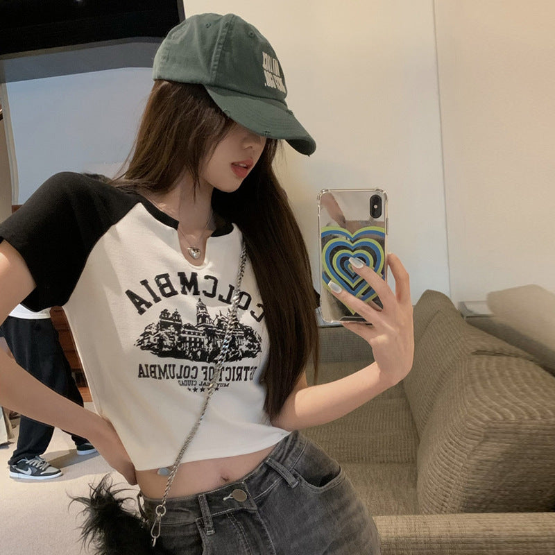 Kvindernes cropped t-shirt med iøjnefaldende retrotryk og behagelig pasform
