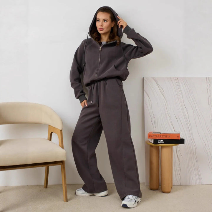 Kvinders casual hættetrøje lavet af blødt fleece med praktiske lommer og elegant lynlås Skovae
