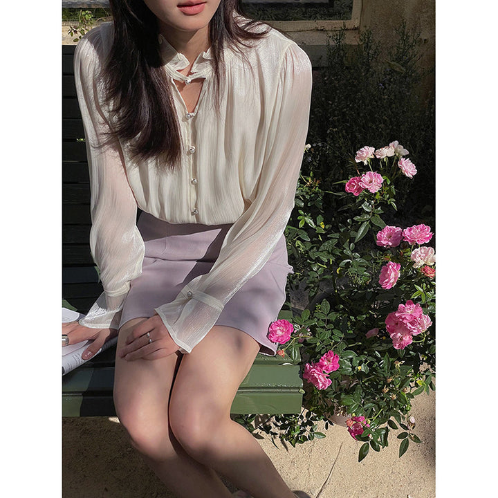 Dame chiffonbluse med elegante ruffles detaljer og knaplukning Stilla