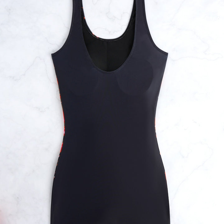 Dame One-Piece Badeanzug med sporty design og farverigt grafikmønster Skovae