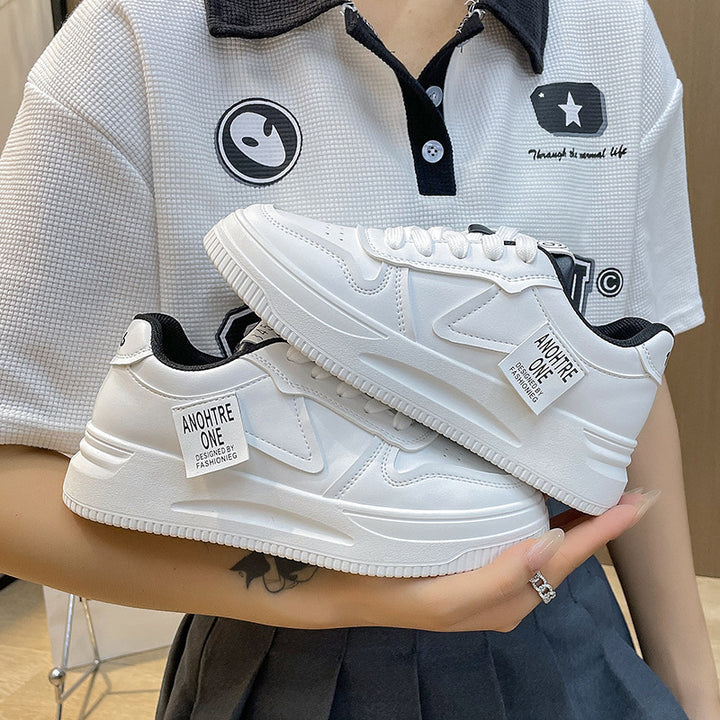 Dame sneakers i sporty design med polstret sål og innovative detaljer Stilla