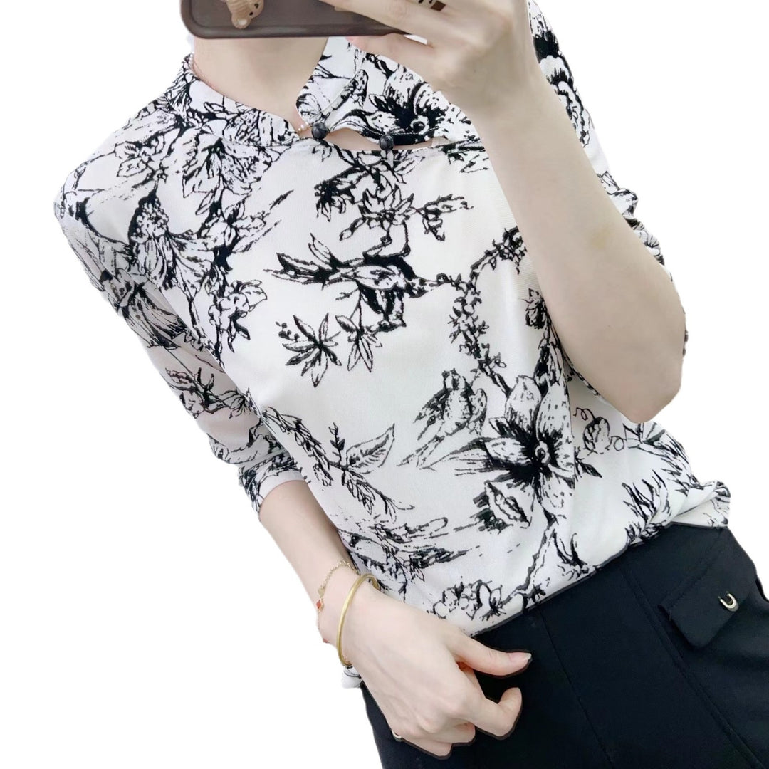 Damebluse med blomsterprint og elegant ståkrave Stilla