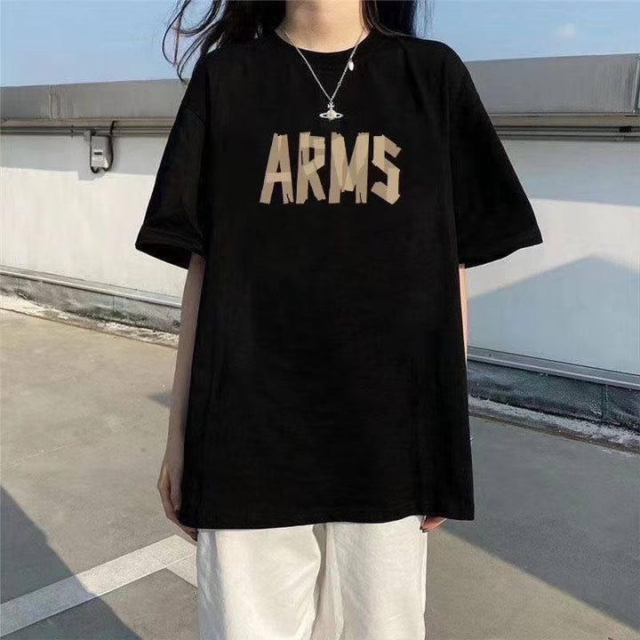 Dame T-shirt med stilfuldt broderet skrift og afslappet snit Stilla