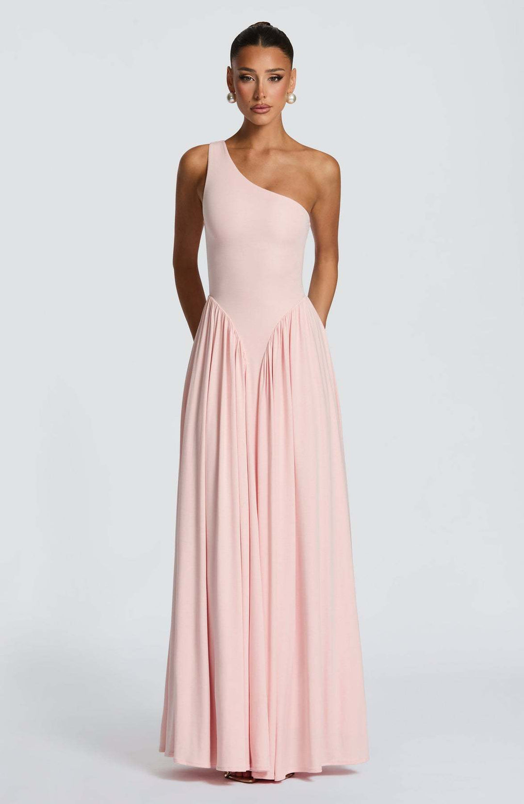 Kvindelige elegante asymmetrisk maxi kjoler med flydende nederdel og fine draperingsdetaljer Skovae