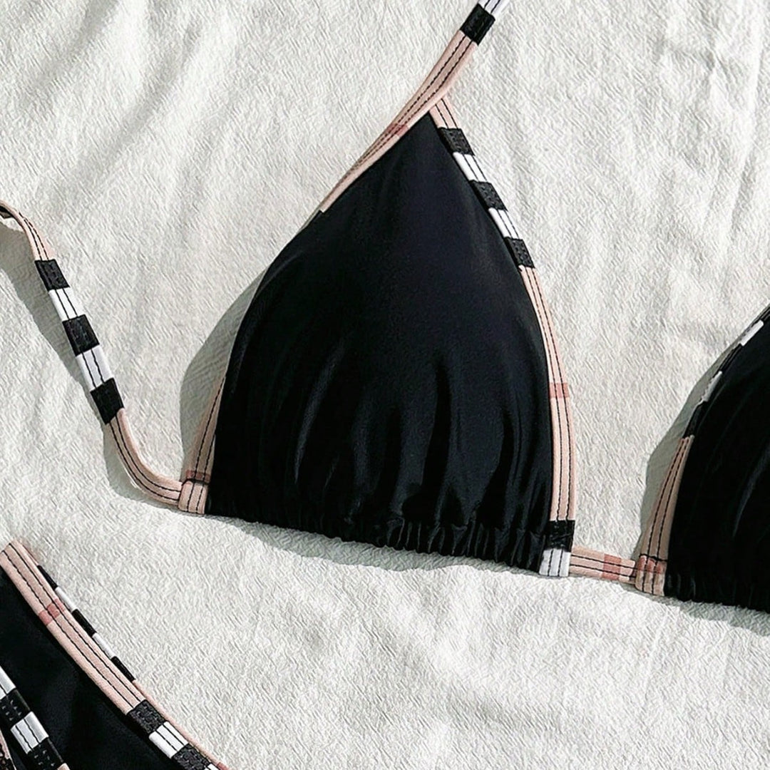Dame Triangel-Bikini med justerbare stropper og elegante flæse detaljer Skovae