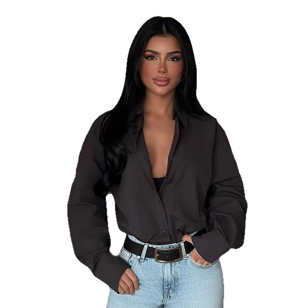 Damer elegant bluse med oversized snit og knapbar design Skovae