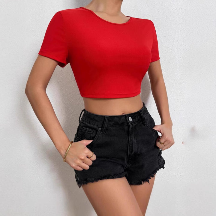 Dame kortærmet crop-top med figursnoet snit og enkelt design Stilla