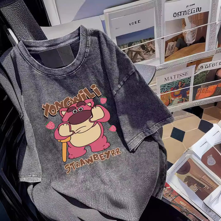 Dame T-shirt med legende cartoon-design og oversized snit Stilla