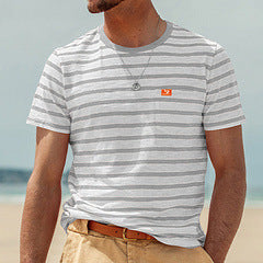 Herrer nan afslappet stribet bomulds-jersey T-shirt med rund hals og diskret logo-patch Skovae