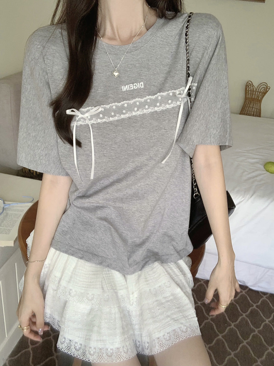 Femme Relaxed Fit Graphic T-Shirt med dekorativt spidsedetalje Stilla
