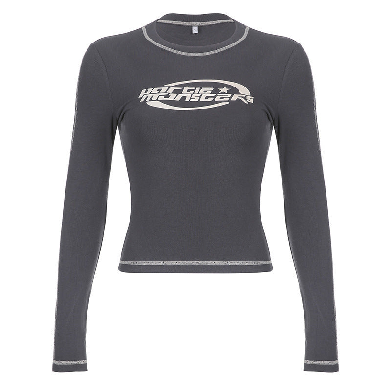 Kvinders langærmede crop top med moderne tekst og afslappet snit