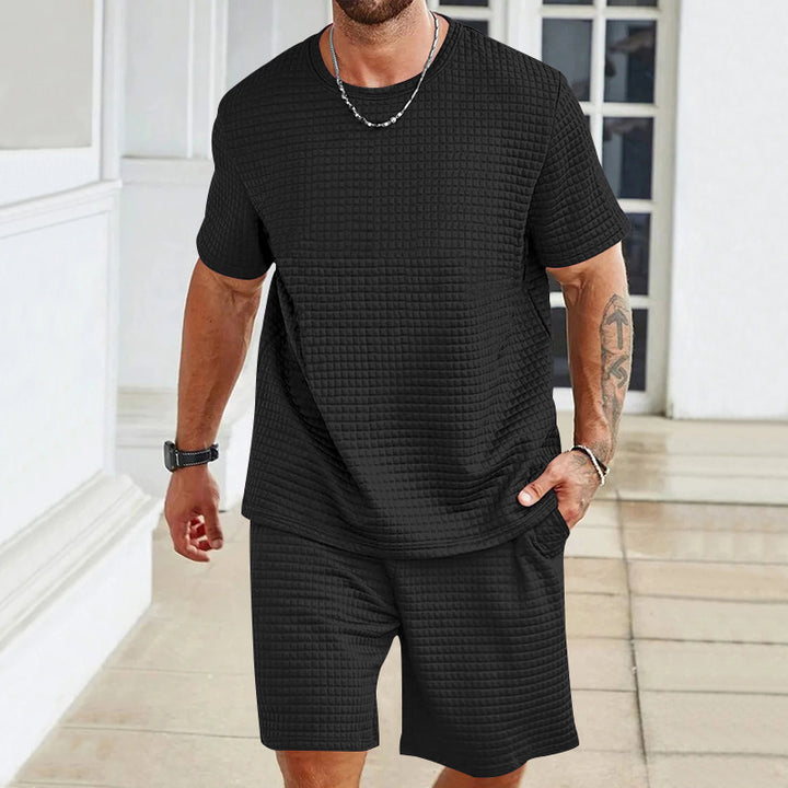 Herre nan let fritids-sæt i vaffelstruktur med rundhalset T-shirt og komfortable shorts Skovae