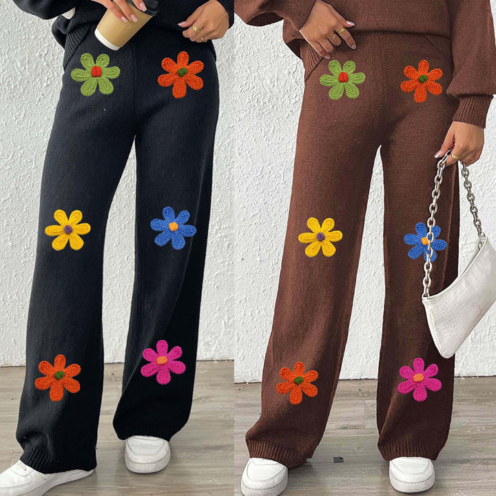 Dame afslappet strikbuks med farverige blomsterapplikationer Skovae