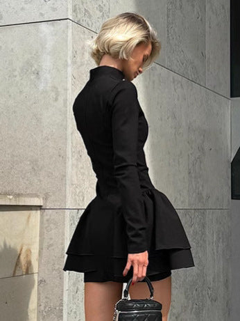 Dame Minikjole med elegant ståkrave og voluminøse flæsedetaljer Stilla