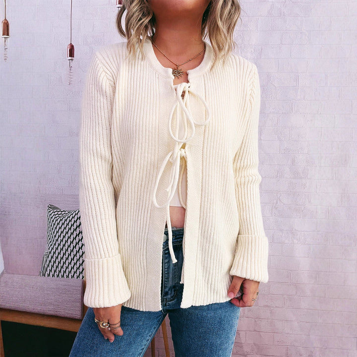 Kvindernes fashionable cardigan med sofistikeret snor og brede ærmer Stilla
