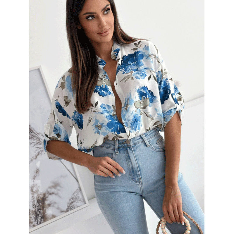 Damebluse med floral design og casual snit Stilla