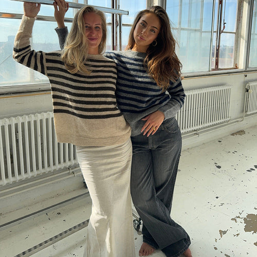 Dame strikket sweater med maritimt stribemønster Stilla